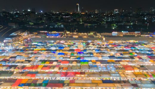 タイ、バンコクのラチャダー鉄道市場で色とりどりの屋台の夜景を撮影してきた！インスタ映えのカラフル屋台はやっぱりきれいだった！